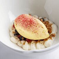Манго Чиз, кокосовый ганаш и тартар из клубники