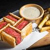 Фото к позиции меню Сэндвич Кацу с мраморной говядиной, картофелем фри и трюфельным соусом