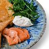 Фото к позиции меню Омлет с лососем, авокадо и творожным сыром