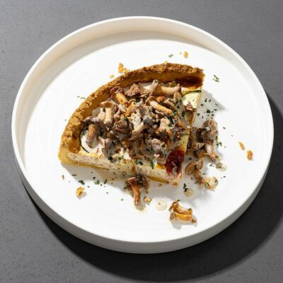 Киш лорен с лисичками, тамбовским окороком и сыром скаморца