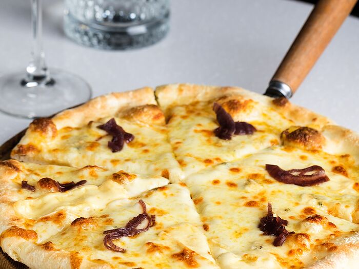 Пицца Четыре сыра с луковым мармеладом