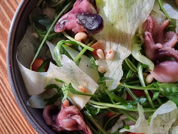 Салат с осьминогом
