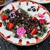 Фото к позиции меню Теплый салат с ягодами и телятиной