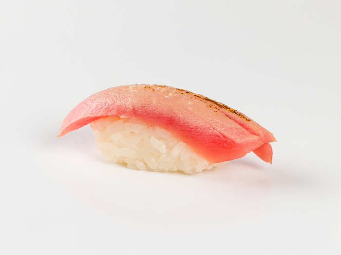 Суши с опаленным тунцом