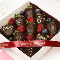 Набор клубники в шоколад в темном шоколаде Love 9-12 ягод
