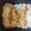 Фото к позиции меню Отварной рис с жареной рыбой и подливой