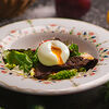 Фото к позиции меню Теплый салат с говяжьей вырезкой и яйцом пашот