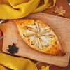 Фото к позиции меню Хачапури с грушей и сыром Дорблю