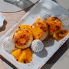 Фото к позиции меню Сырники с персиковой меренгой и соусом манго-маракуйя