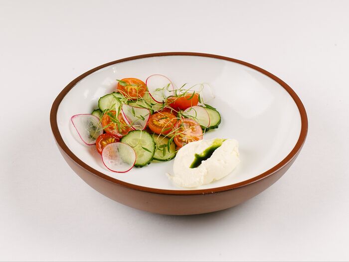 Овощной салат со сметаной и маслом тархун-базилик