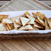 Фото к позиции меню Пшеничные чипсы с сырным и чесночно-йогуртовым соусами