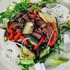 Фото к позиции меню Пикантный салат с теплой телятиной, фетаксой и овощами