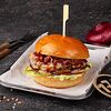 Фото к позиции меню BBQ бургер с мраморной говядиной, моцареллой и беконом