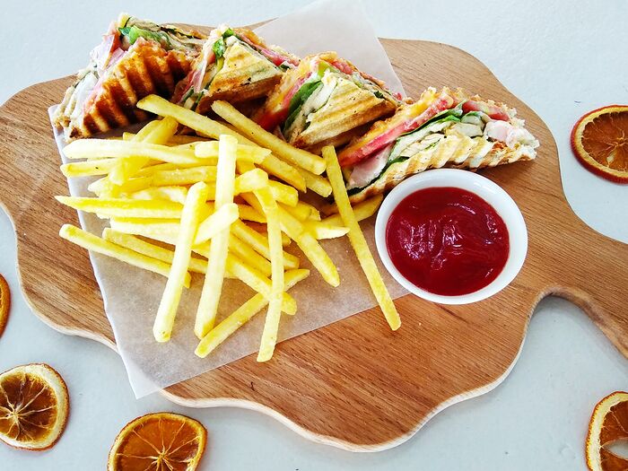 Клубный сэндвич и картофель фри