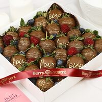 Набор клубники в шоколад в молочном шоколаде Love 25-30 ягод