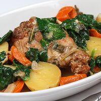 Тушёная ножка кролика с овощами, картофелем и шпинатом