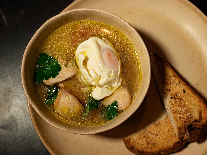 Куриный суп с орзо и яйцом пашот
