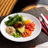Фото к позиции меню Салат с авокадо-гриль, лососем, киноа и овощами с азиатской заправкой