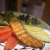 Фото к позиции меню Салат с лососем на гриле, авокадо и грейпфрутом
