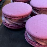 Macarons с чёрной смородиной