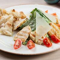 Салат с романо с соусом Цезарь и курицей