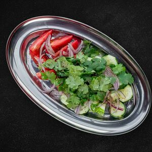 Салат из свежих овощей с грецким орехом