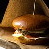 Фото к позиции меню Бургер из мраморной говядины с брусничным соусом и сулугуни