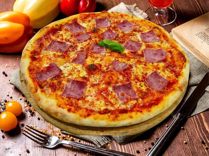 №18 Пицца с ветчиной на красном соусе
