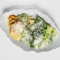 Цезарь-шейк с обжаренными королевскими креветками, листьями салата романо, соусом цезарь и тёплым сливочным соусом