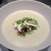 Суп из корня сельдерея с грибами и стеблем петрушки