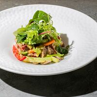 Салат с ростбифом, шпинатом и хрустящими овощами