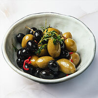 Маринованные маслины и оливки