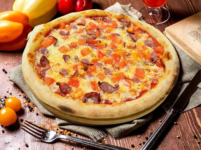 №21 Пицца с копчёными колбасками и помидорами