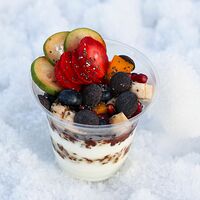 Домашняя гранола с йогуртом и фруктами