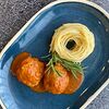 Фото к позиции меню Тефтели в томатном соусе со спагетти