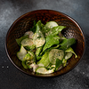 Фото к позиции меню Зеленый салат с огурцом, цукини и кунжутным дрессингом