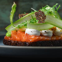 Smorrebrod с лососем gravlax