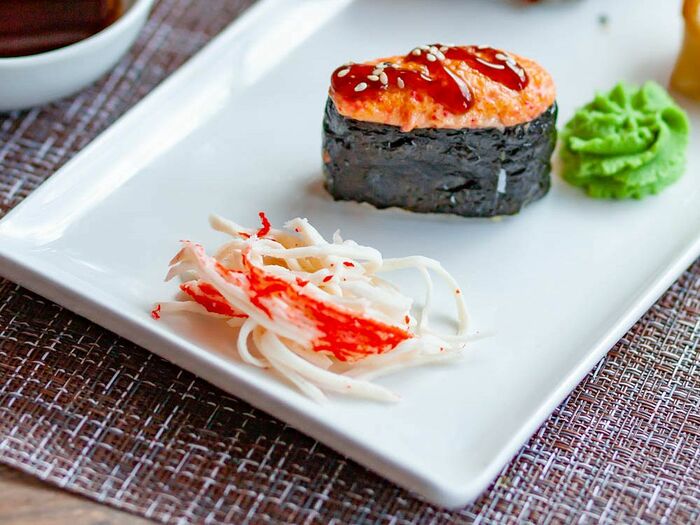 Суши, запечённые под сырным соусом с крабом