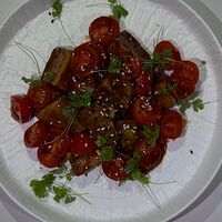 Салат с хрустящими баклажанами и томатами конкассе