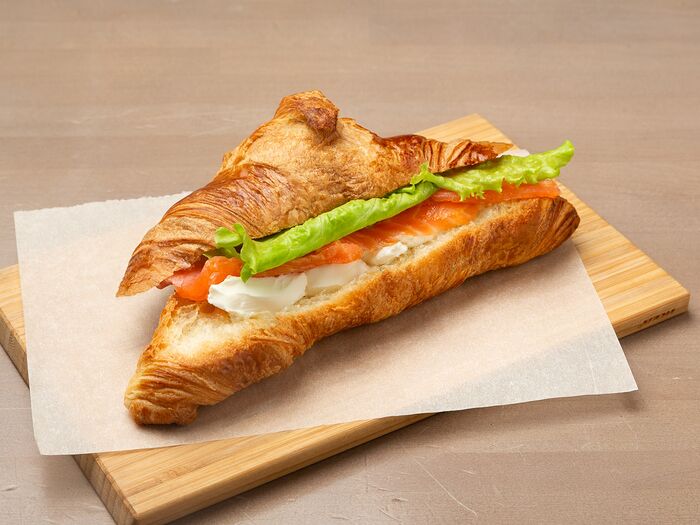 Сэндвич с лососем на французском круассане