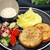 Фото к позиции меню Куриные котлетки с картофельным пюре и салатом из свежих овощей