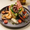 Фото к позиции меню Тёплый салат Банфи с морепродуктами