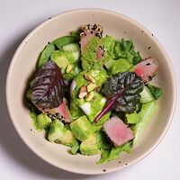 Салат со свежим тунцом и авокадо