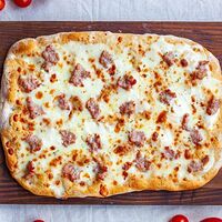 Пицца с домашней колбасой сальсичча