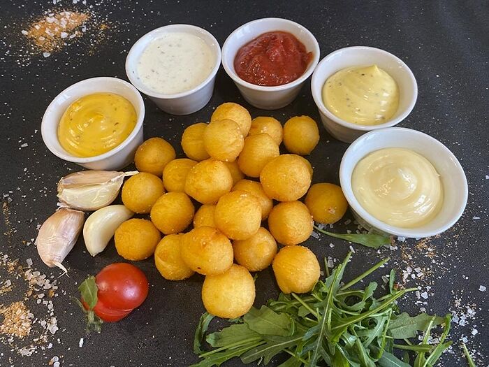 Картофельные шарики и соус