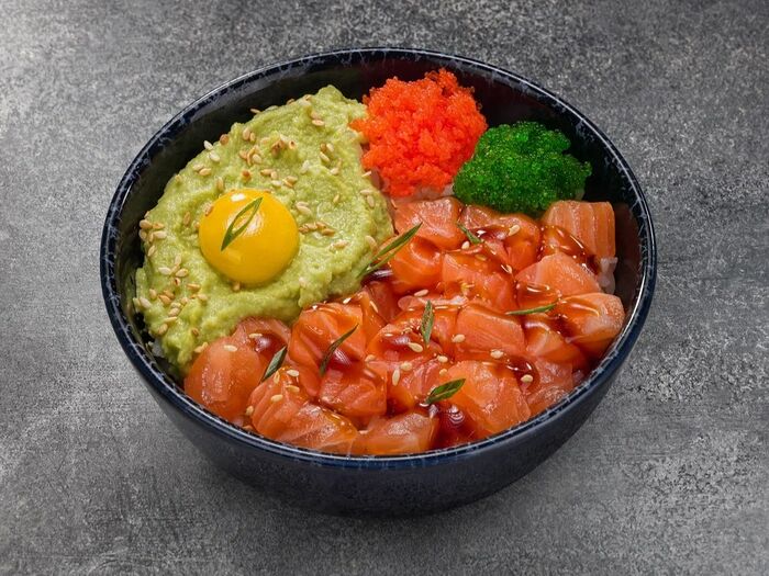 Поке в японском стиле с лососем