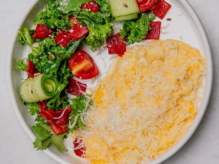 Скрэмбл с овощным салатом и трюфельным сыром
