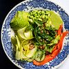 Фото к позиции меню Зелёный салат с лососем, авокадо и бобами эдамаме