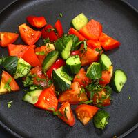 Салат из свежих овощей и зелени