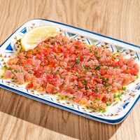 Тартар из тунца с томатами и маринованной клубникой